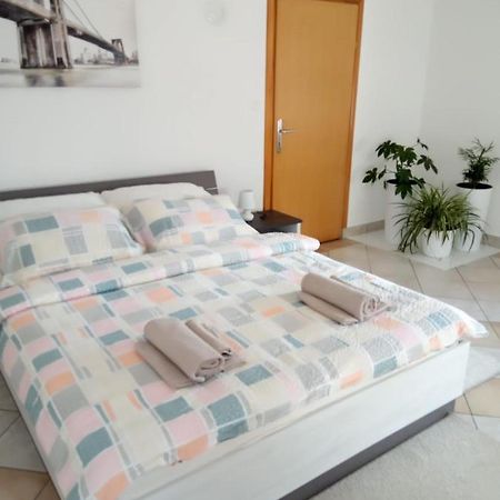 Studio Apartman Kika Otočac Exterior foto
